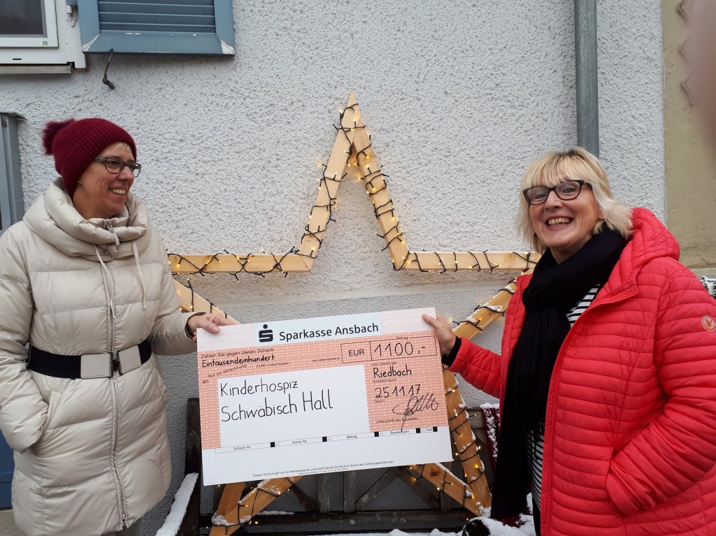 Yvonne Gachstetter und Astrid Winter vor der weihnachtlich geschmückten Brauereigaststätte in Schrozberg-Riedbach.