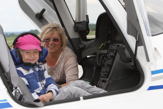 Die siebenjährige Bernadette Heinritz und Pilotin Angelika Sonnenschein freuen sich auf den Flug. Foto: Guido Seyerle